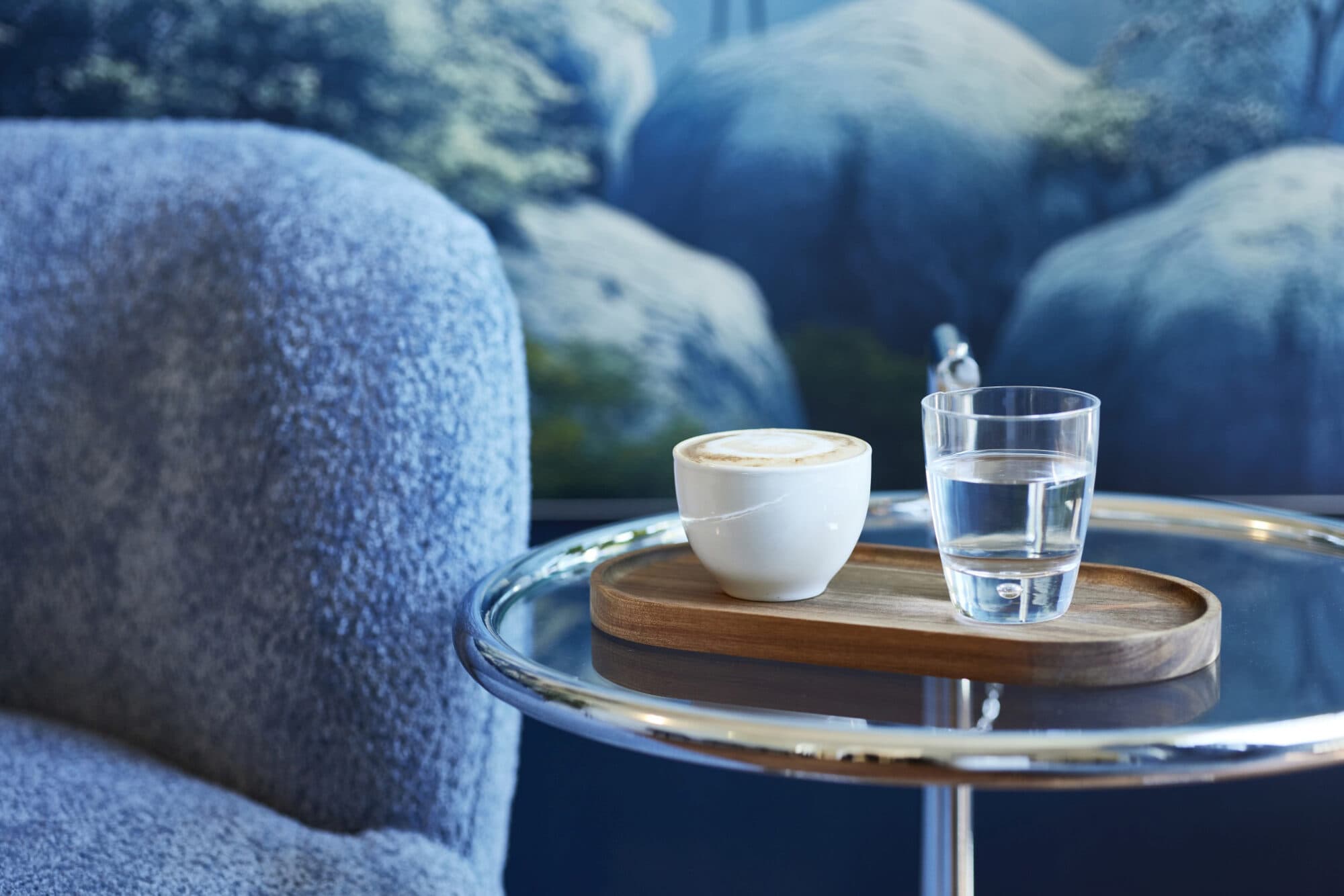 Praxis-Wartezimmer mit kleinem Beistelltisch und einem Kaffee